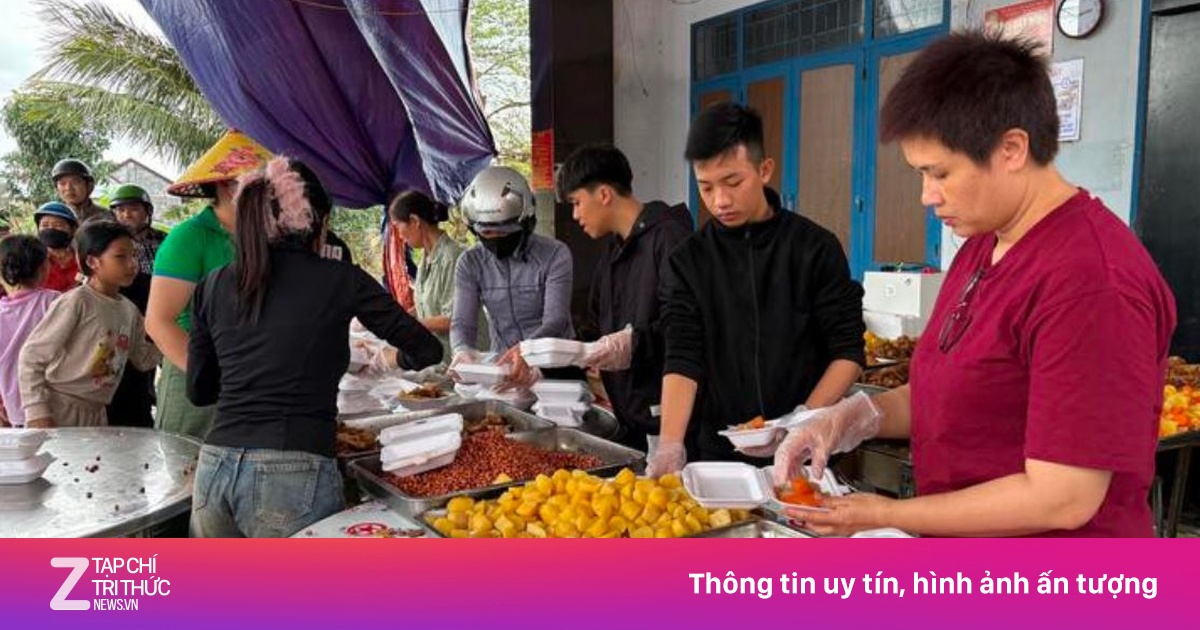 Bếp ăn dã chiến giữa hoang tàn sau lũ