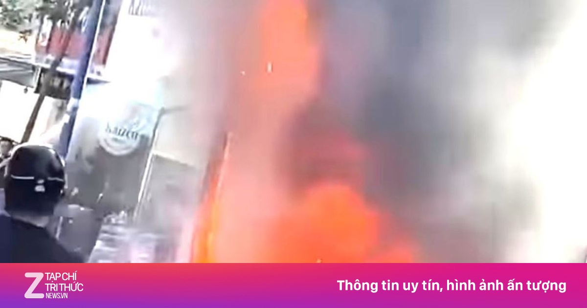 Lửa bao trùm cửa hàng giày dép ở TP.HCM