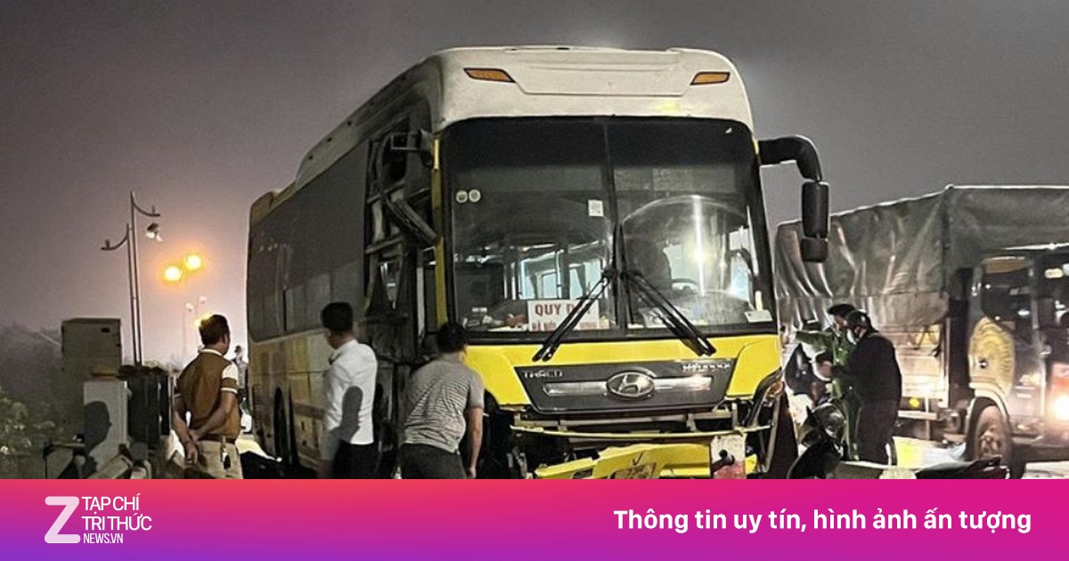 Xe khách tông xe máy bốc cháy, hai người tử vong