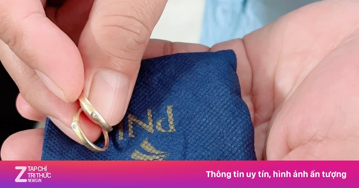 Trao lại túi vàng cho người để quên trong bao áo quần từ thiện