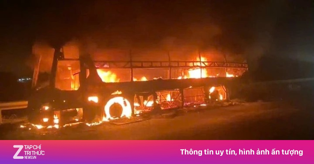 Xe giường nằm cháy trơ khung trên cao tốc TP.HCM - Trung Lương