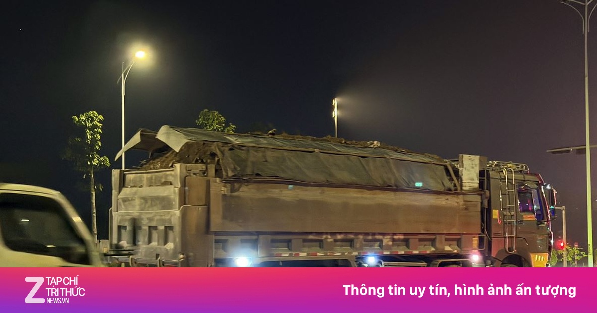 Xe 'HOWO' che biển số, chở đất chạy nườm nượp trong đêm