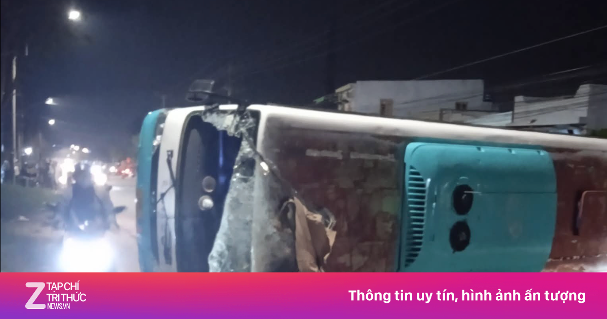 Lật xe chở công nhân ở Tây Ninh, hơn 10 người nhập viện