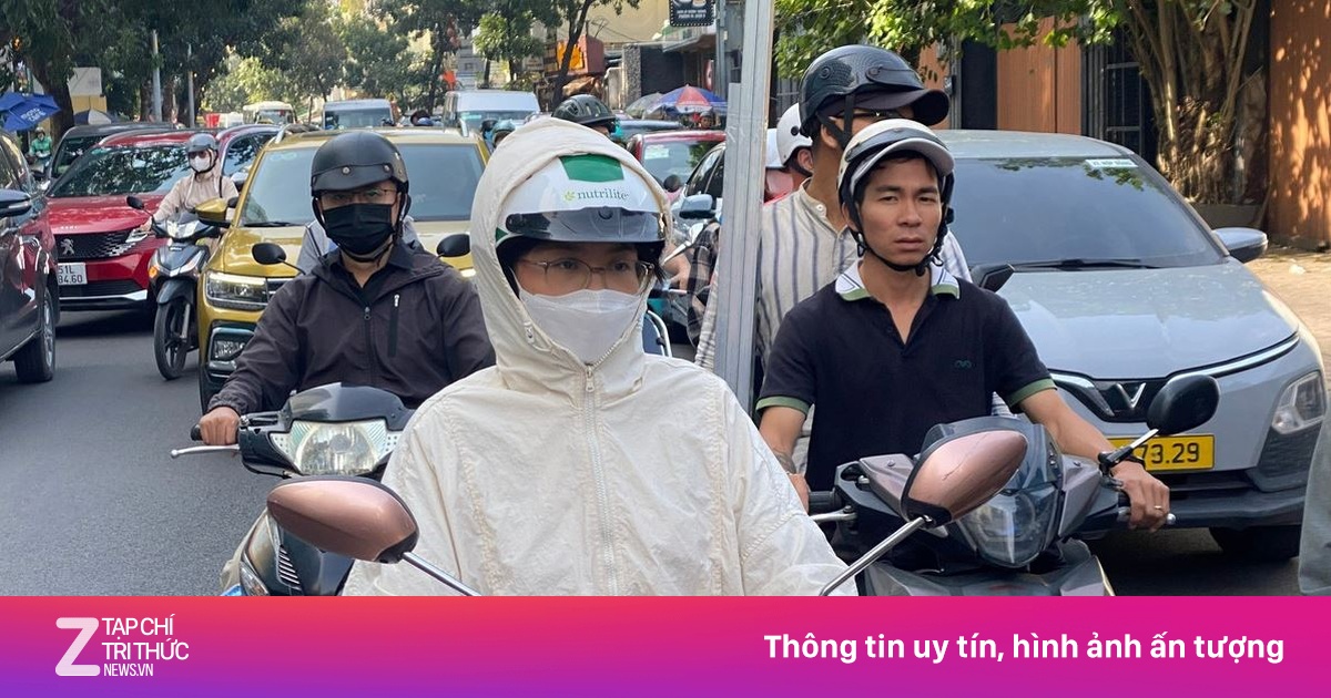 TP.HCM se lạnh, người dân mặc thêm áo khoác để giữ ấm khi ra đường