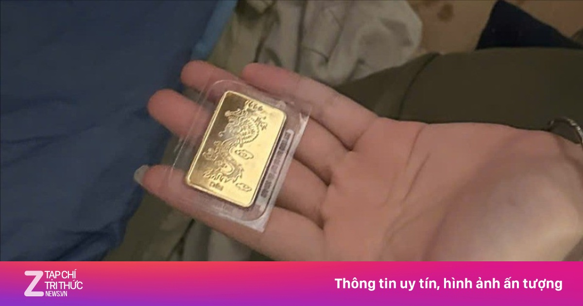 Bất ngờ phát hiện 5 chỉ vàng trong túi quần áo cứu trợ