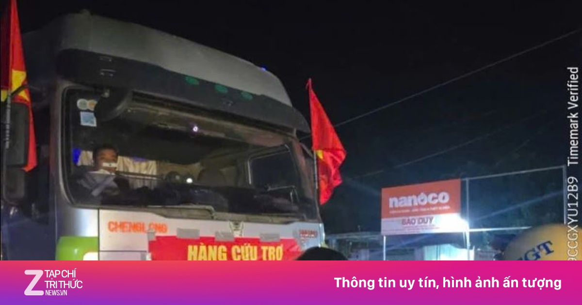 Xử lý xe container chở hàng quả tải ghi chữ 'cứu trợ miền Trung'