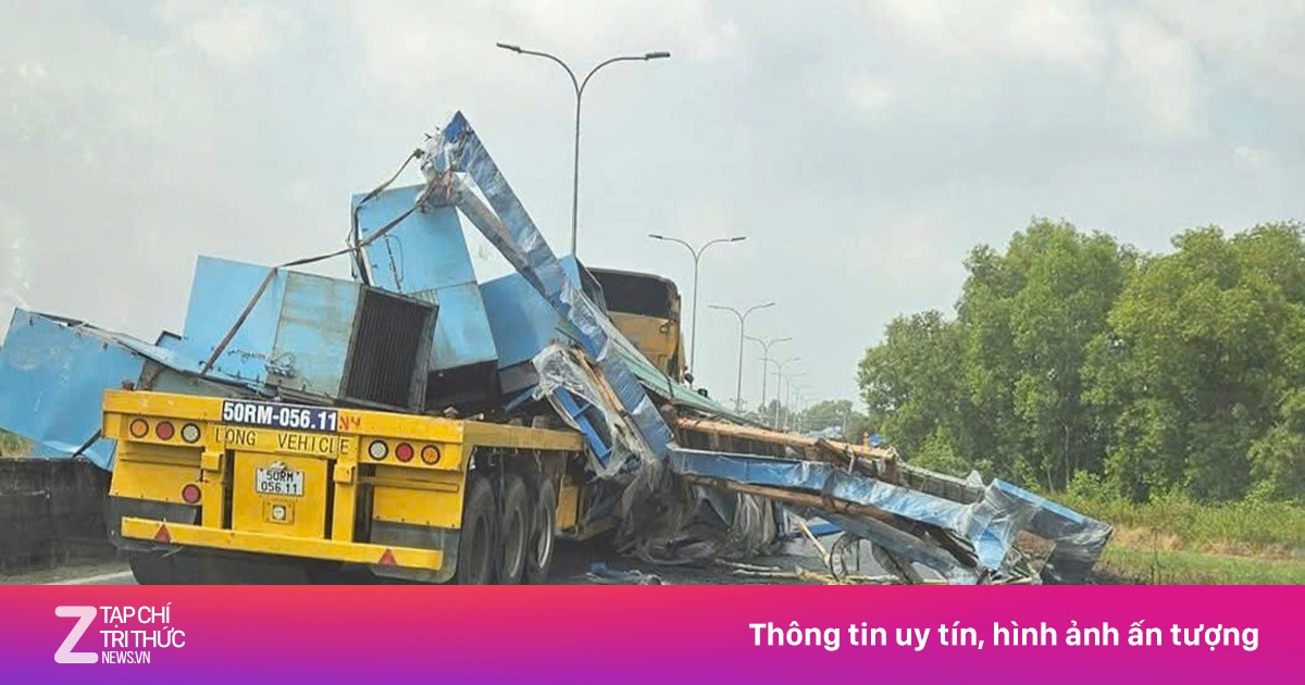 Xe đầu kéo gặp sự cố, hàng hóa văng tung tóe