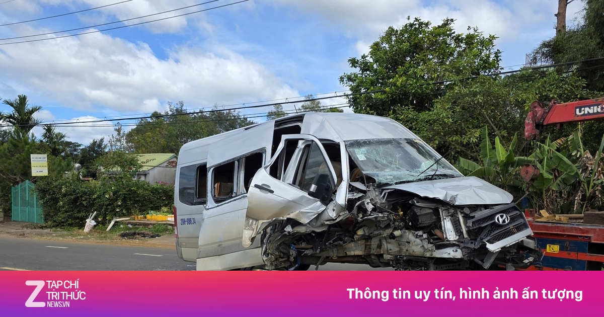 Xe khách tông xe đầu kéo, hai người bị thương nặng