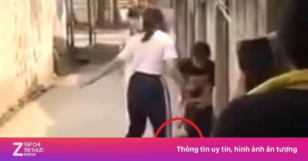 Bé gái bị vây đánh 'hội đồng' trong hẻm ở TP.HCM