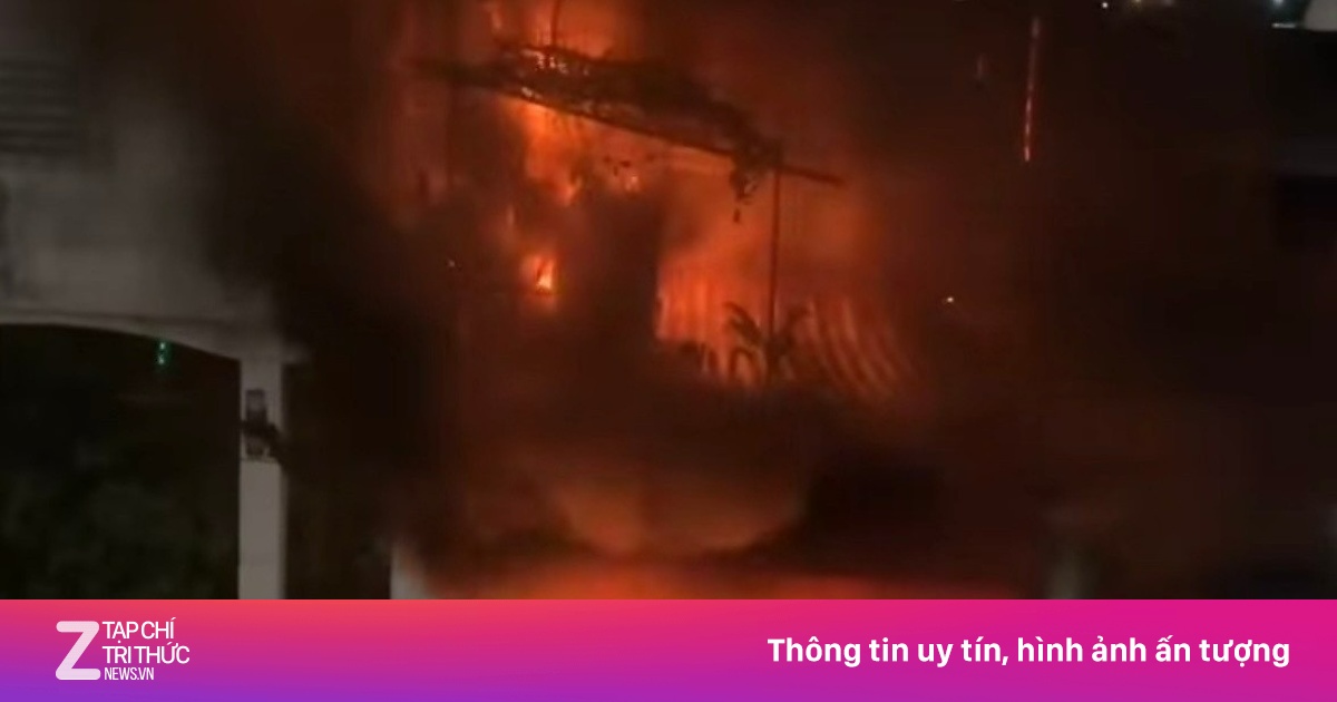 Nhà 3 tầng ở TP.HCM bốc cháy đêm giao thừa, 4 người may mắn thoát nạn an toàn