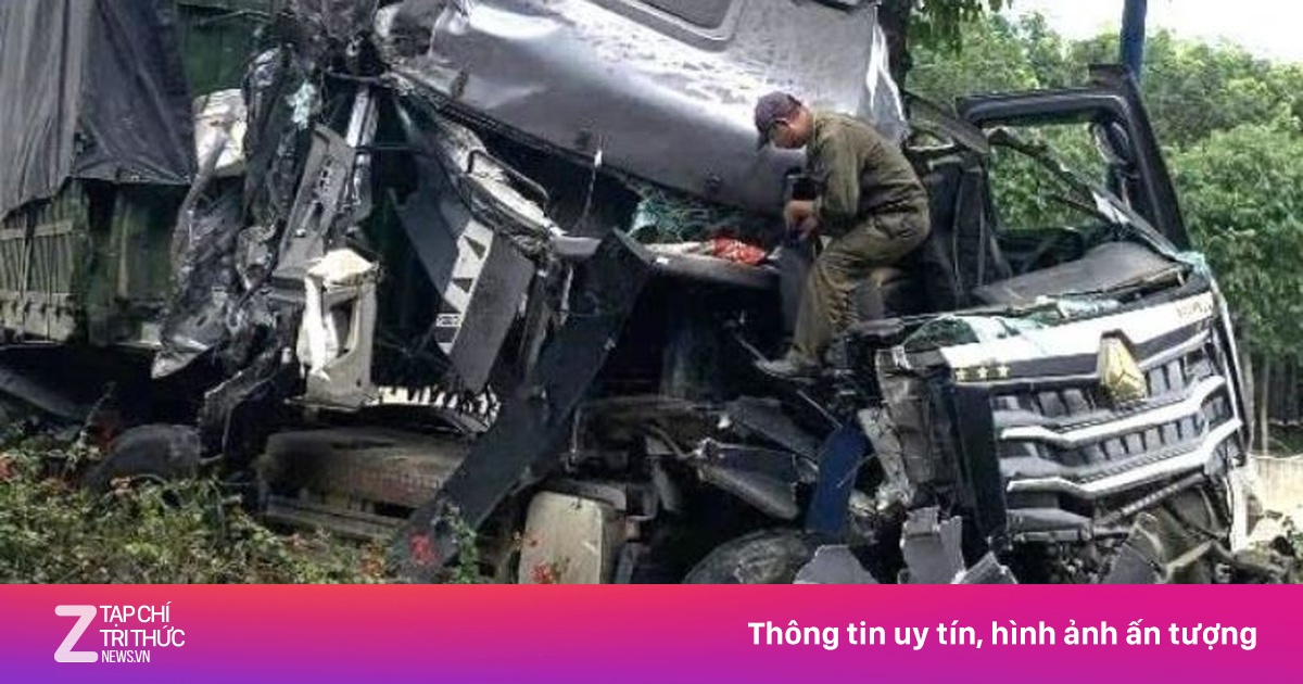 Va chạm xe đầu kéo và ôtô tải làm tê liệt đường Mỹ Phước Tân Vạn ở TP.HCM
