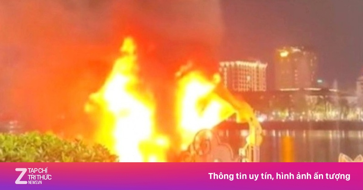 Linh vật ngựa tại Công viên Thương Bạc bất ngờ bốc cháy