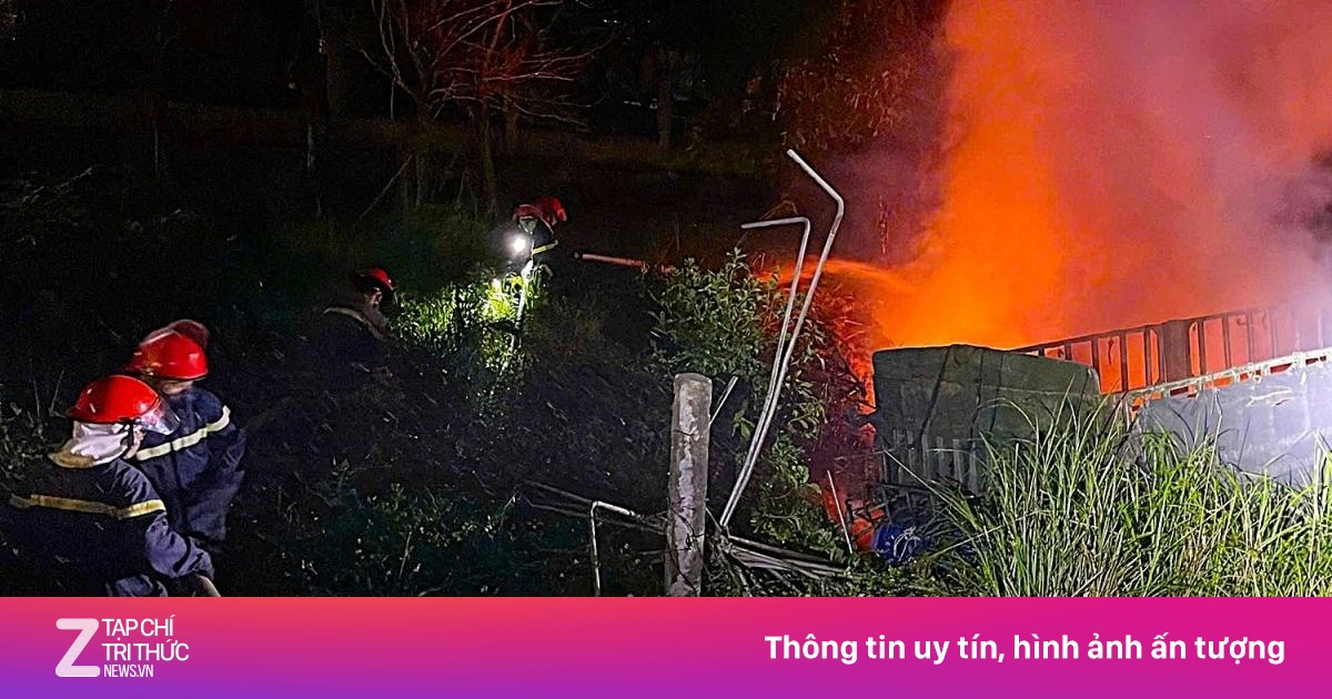 Ôtô đầu kéo bốc cháy, tài xế tử vong