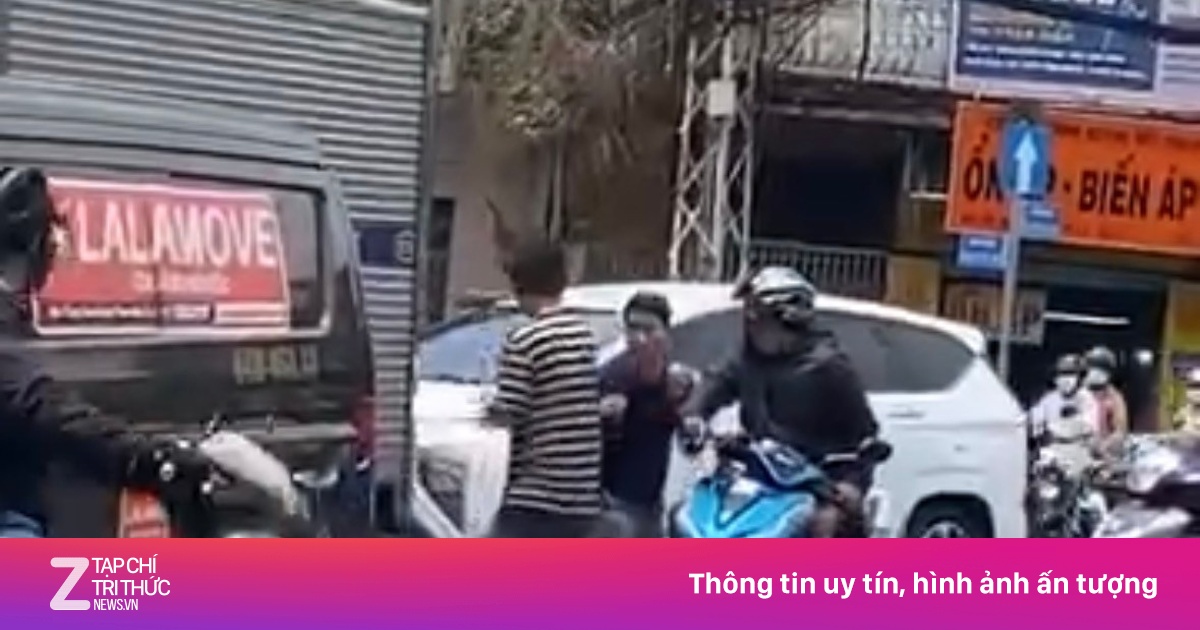 Hai tài xế đánh nhau chảy máu đầu giữa đường ở TP.HCM
