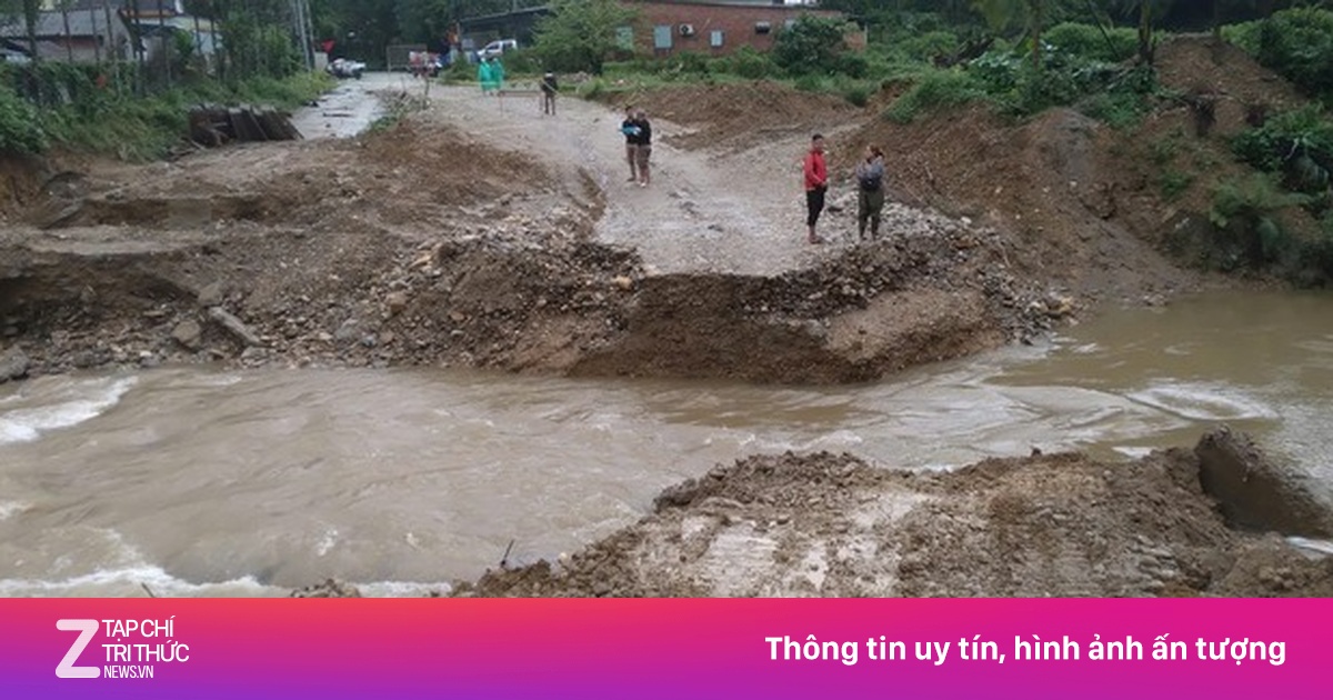 Mưa lớn, nước sông dâng cao cuốn phăng cầu tạm ở Đà Nẵng