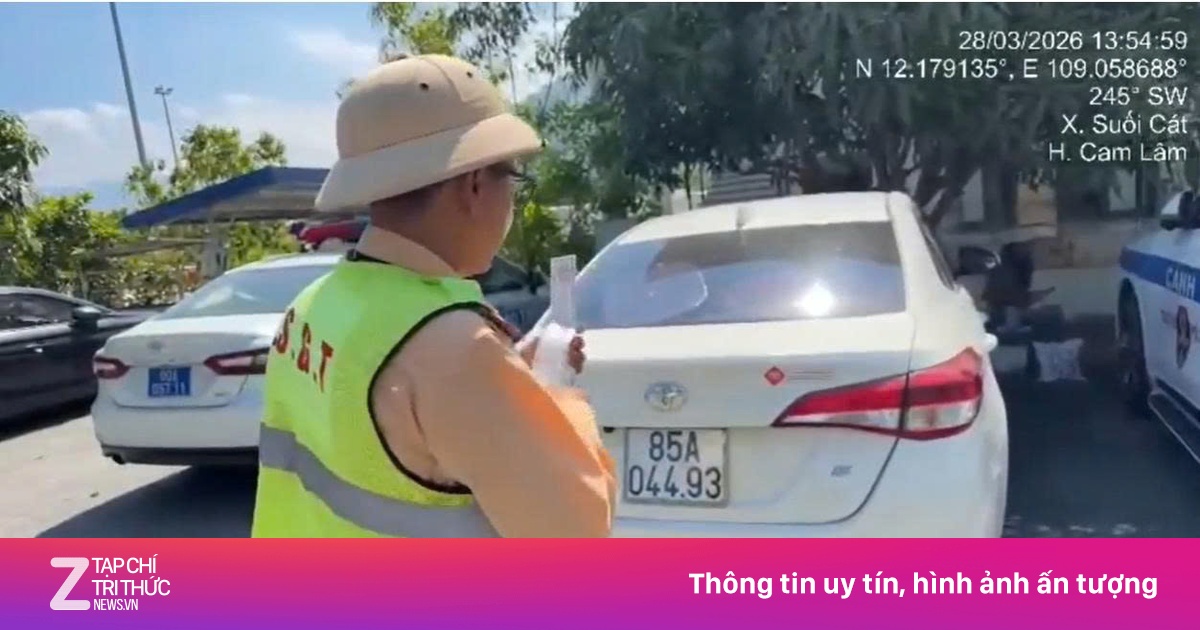 CSGT Phát Hiện Xe Ôtô Hết Hạn Đăng Kiểm Trên Cao Tốc, Lập Biên Bản Xử Phạt