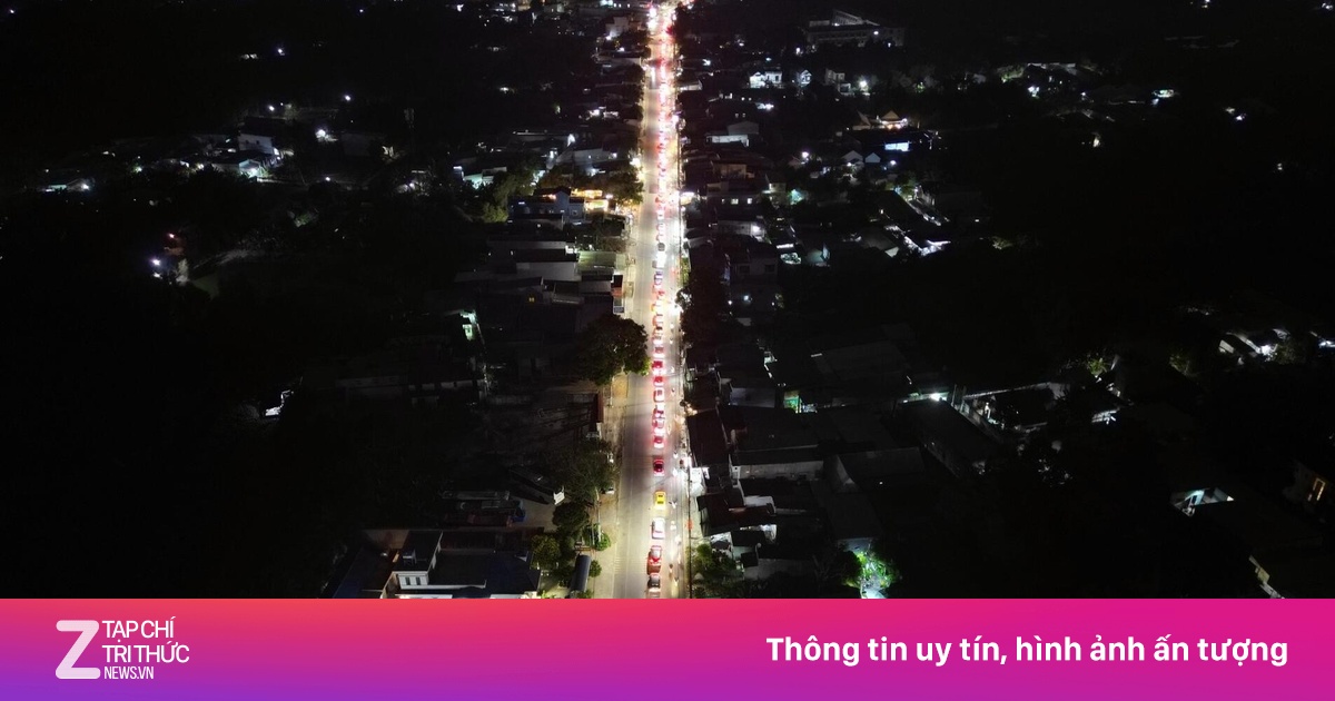 Ùn tắc đến khuya ở phà Cát Lái TP.HCM