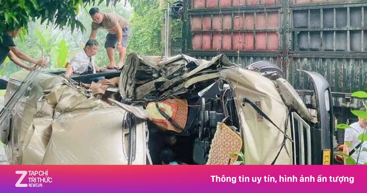 Tuyên Quang: Xe khách chở đoàn du lịch gặp nạn, đầu xe bẹp rúm