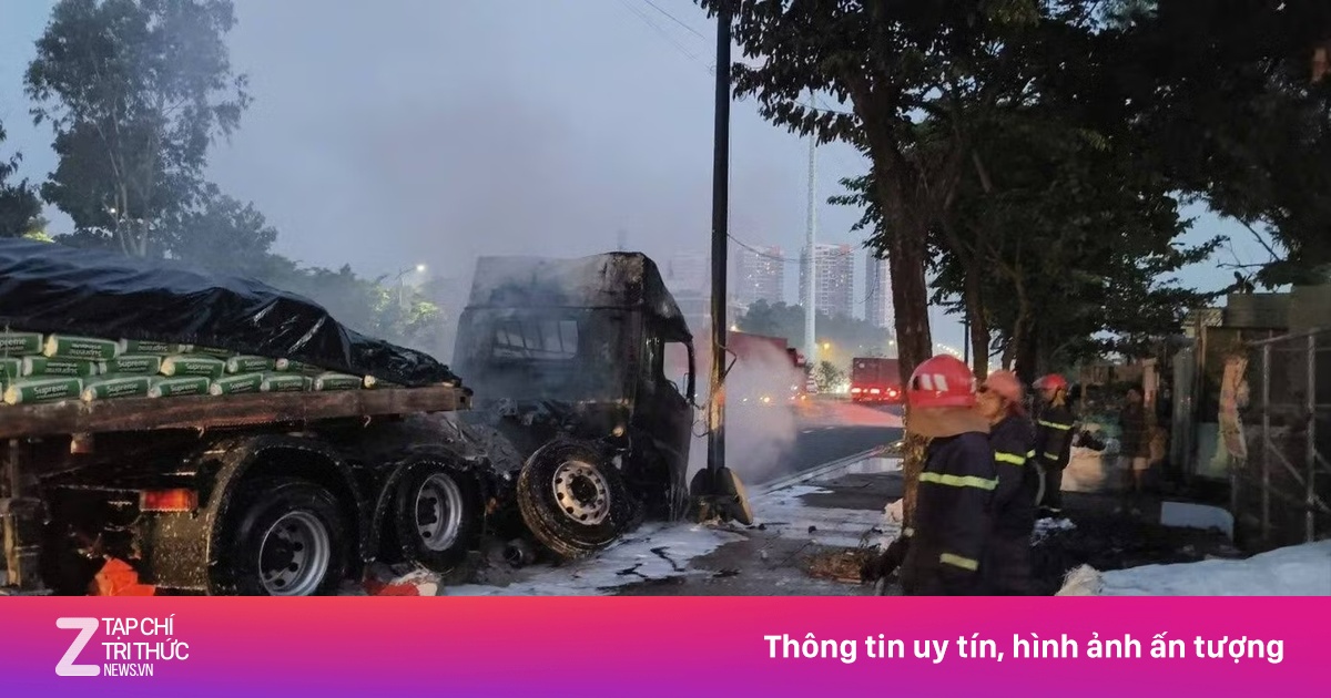 Xe đầu kéo cháy dữ dội trên đường, tài xế thoát nạn