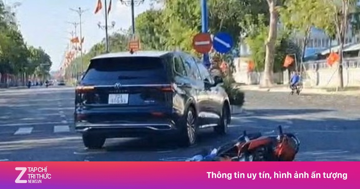 Ôtô rẽ trái va phải xe máy, bé 5 tuổi tử vong