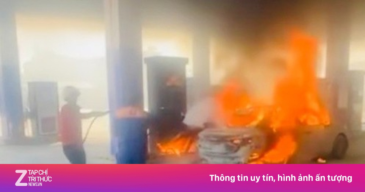 Ôtô cháy ngùn ngụt khi đang đổ xăng, hai người tử vong