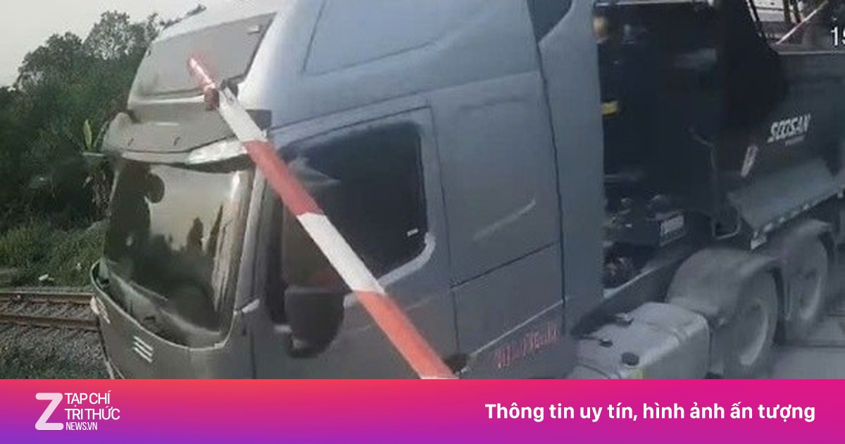 Tài xế xe đầu kéo liều lĩnh vượt rào chắn đường sắt khi đèn đỏ