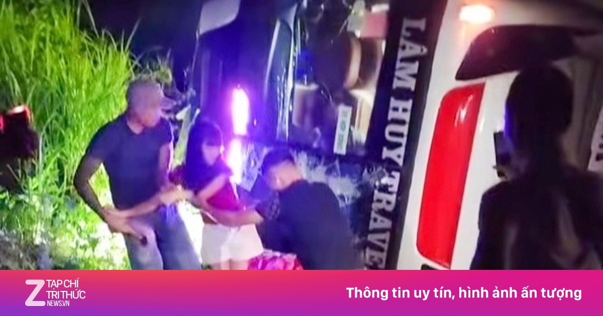 Xe khách chở hơn 40 người lật nghiêng khi xuống dốc ở Lào Cai, 2 người bị thương