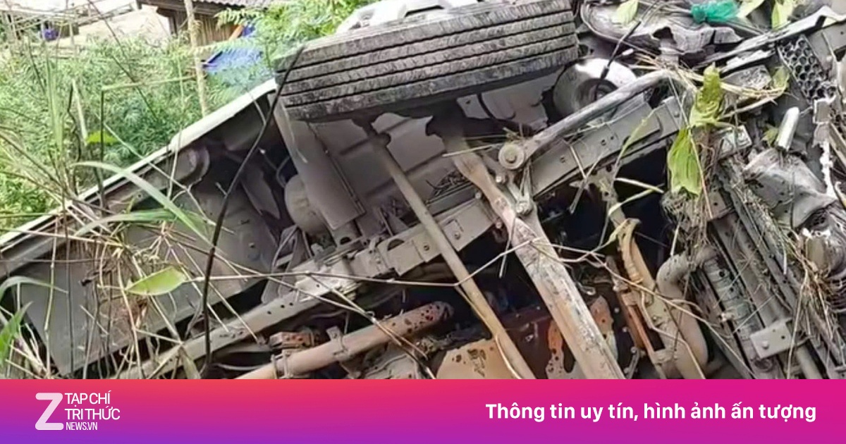 Xe khách chở 25 người lao xuống vực sâu 100m ở Sơn La, 1 người chết