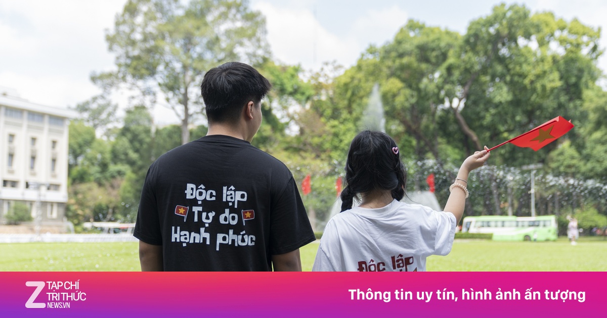 Cơn sốt mặc 'áo yêu nước' mừng 30/4, shop ở TP.HCM nổ 300 đơn/ngày