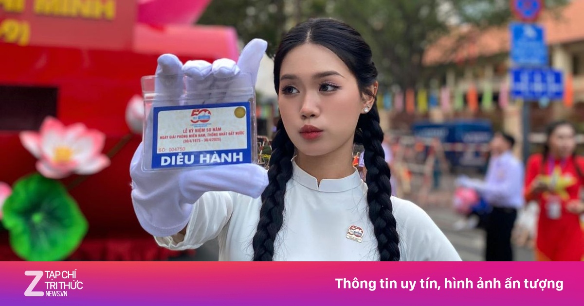 Nữ sinh ĐH Tôn Đức Thắng tham gia khối xe Nghi trượng ở đại lễ 30/4