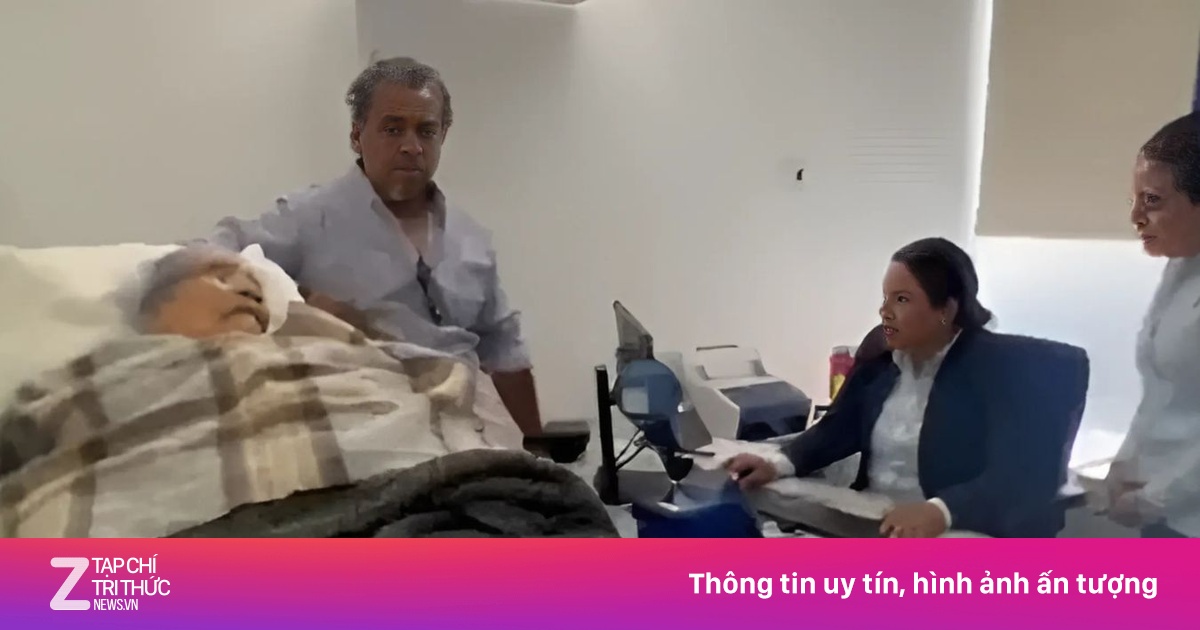 Cụ bà 96 tuổi phải nằm cáng đến ngân hàng Mexico mở lại tài khoản