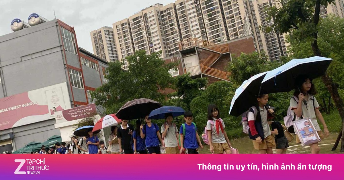 Hà Nội ngập sâu, trường học kê bàn thành 'cầu' cho học sinh ra về