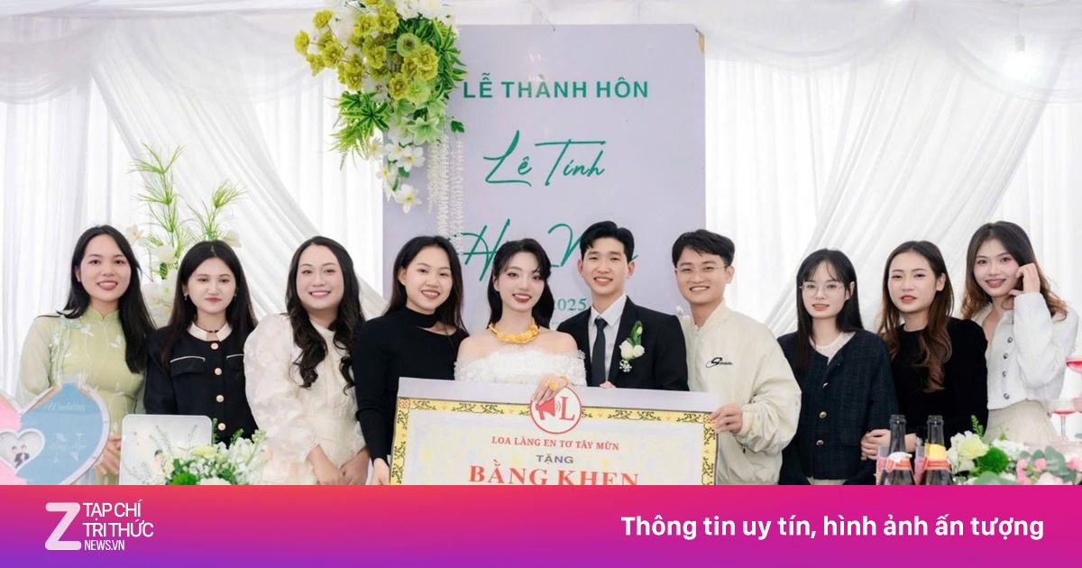 Nhóm bạn thân tặng cô dâu 1 cây vàng và 'bằng khen lấy chồng' ở Hà Nội