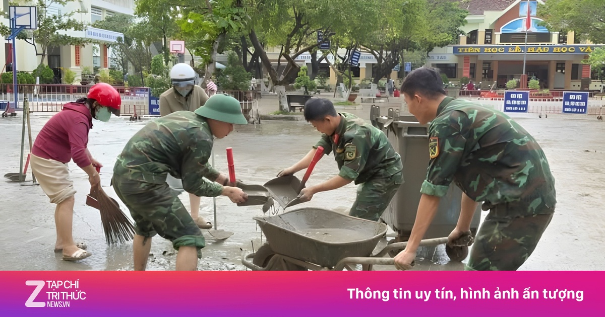 Bộ đội, công an cùng dân ở 'rốn lũ' cào bùn, gom rác sau lụt lịch sử