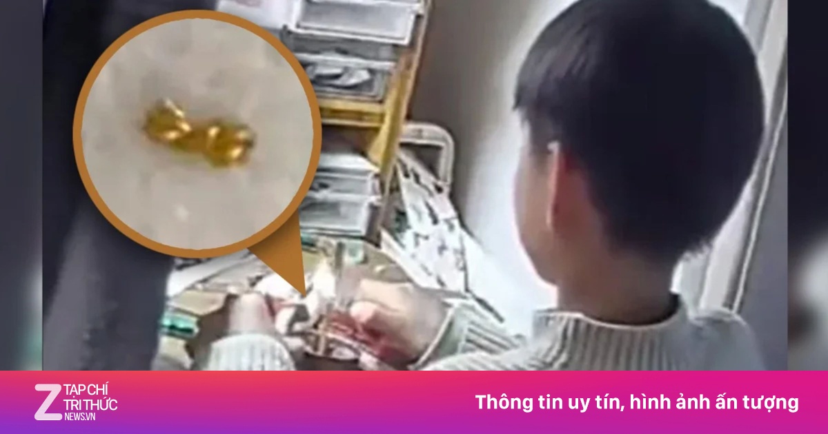 Bé trai Trung Quốc cắn nát dây chuyền vàng của mẹ tặng bạn cùng lớp