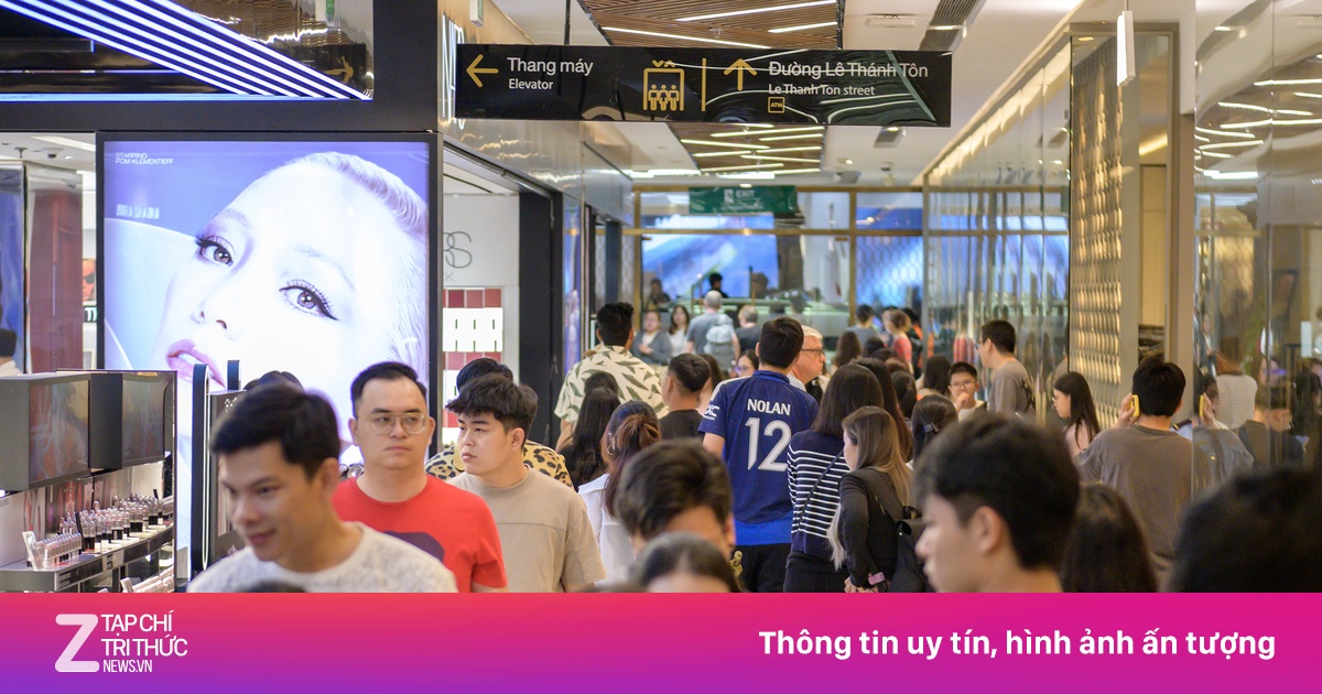 'Biển người' mua sắm, ăn uống ở các TTTM tại TP.HCM dịp đầu năm