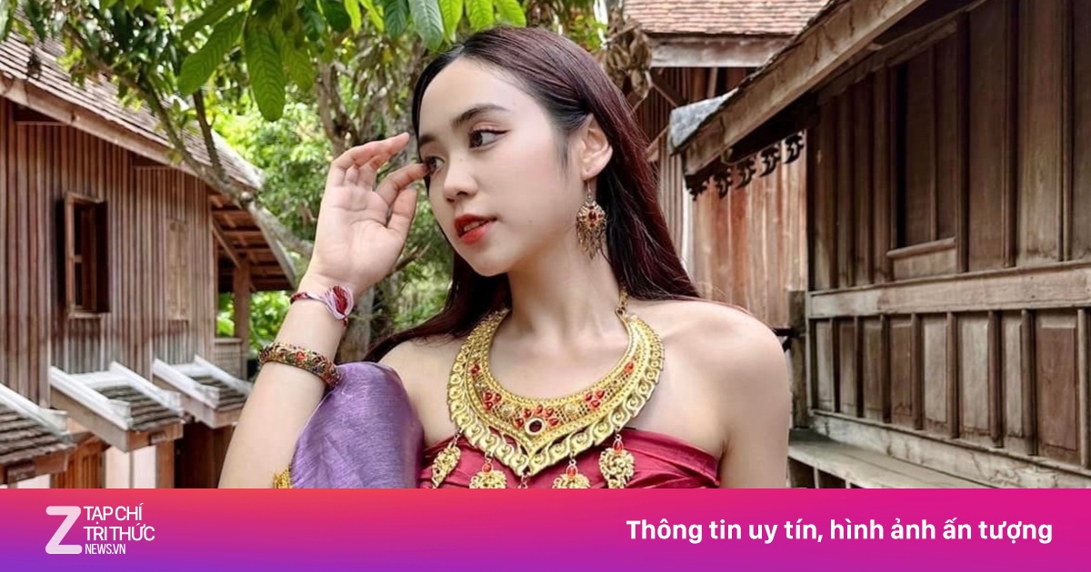 Hot girl Lào được đài Hàn phỏng vấn khi 'đi bão' mừng U23 Việt Nam