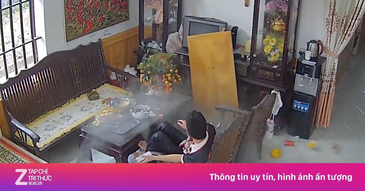 Khoảnh khắc bàn thờ đỏ rực sập mùng 1 Tết ở Ninh Bình gây xôn xao