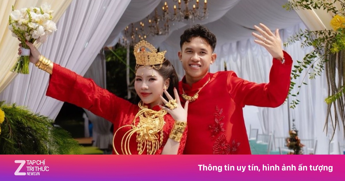 Tiệm vàng của vợ tiền vệ tuyển Việt Nam kín khách ngày vía Thần Tài