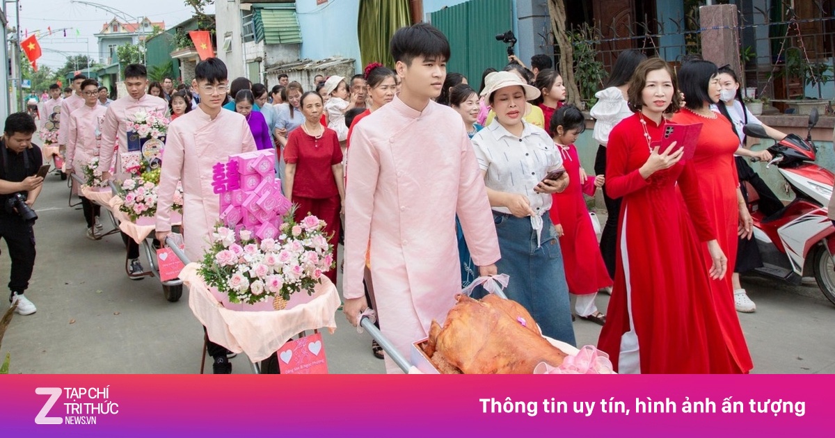 Chú rể Thanh Hóa dùng 9 xe rùa chở sính lễ, hỏi cưới cô dâu kém 16 tuổi