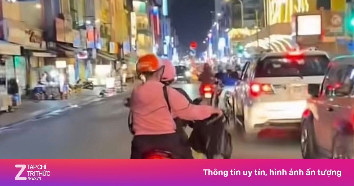 Người phụ nữ rải giấy nghi vàng mã giữa đường ở TP.HCM