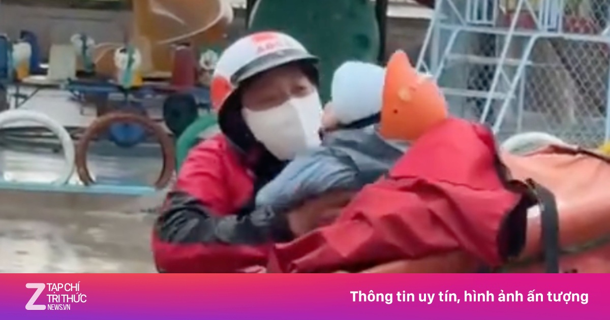 Khoảnh khắc bố chở con ngồi trong thùng hàng giữa trời mưa gây sốt