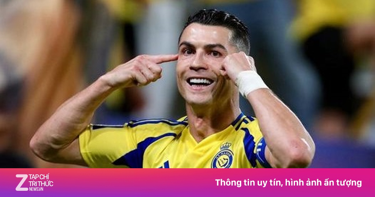 Khán đài Almeria hô vang 'Siuu' để chào Ronaldo