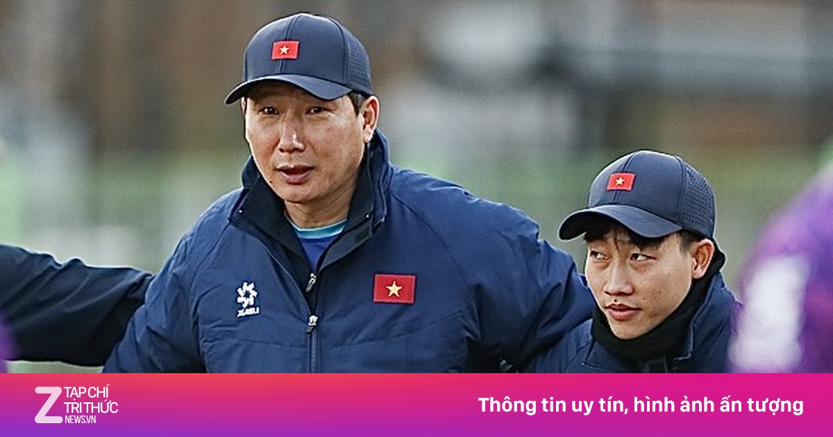 HLV Kim Sang-sik trực tiếp dạy bóng đá cho cầu thủ nhí tại TP.HCM