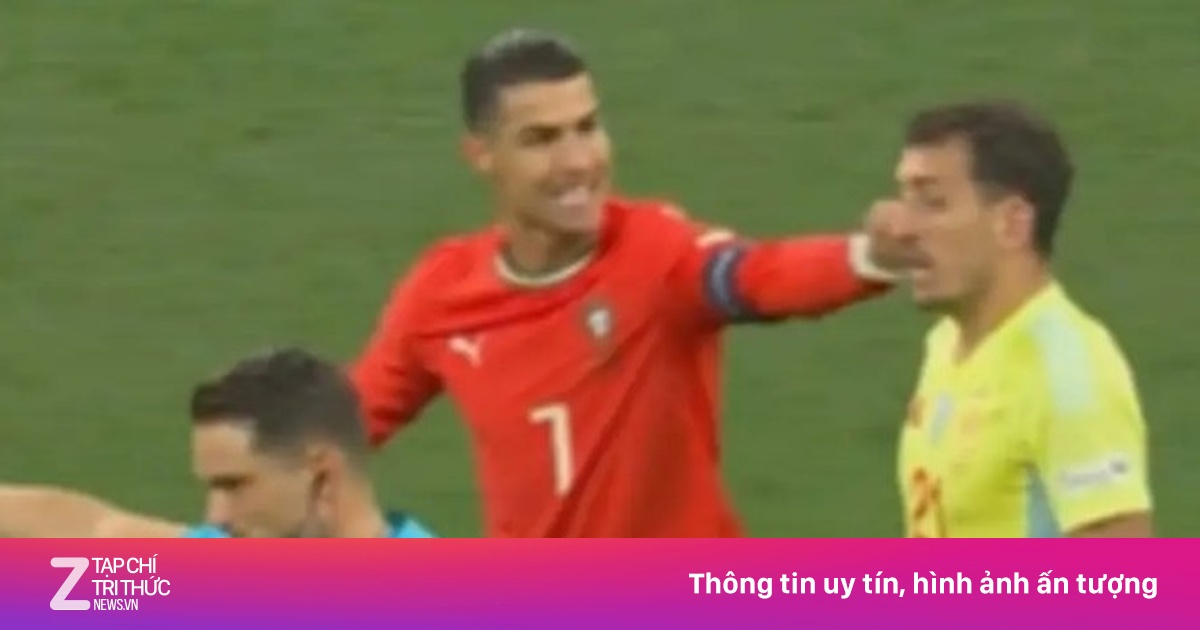 Khoảnh khắc gây tranh cãi của Ronaldo