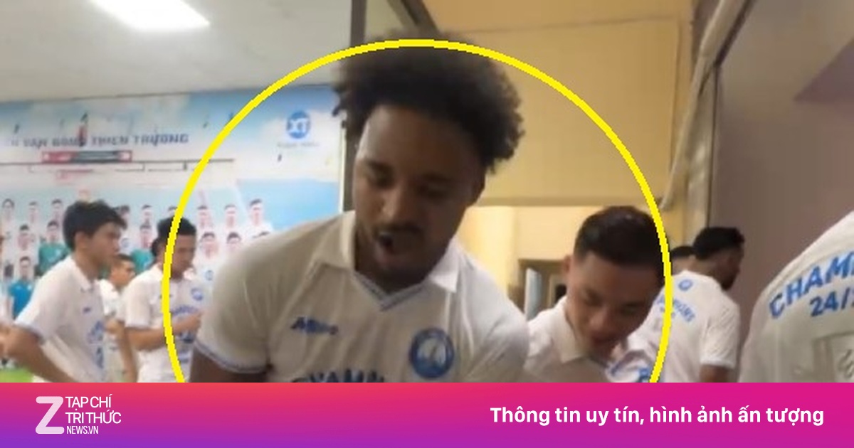 Khoảnh khắc hài hước của Xuân Son trong ngày Nam Định nâng cúp