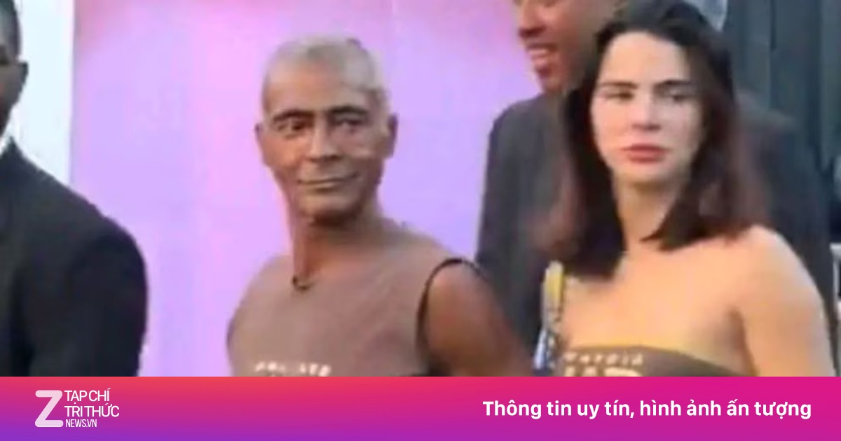 Romario gây tranh cãi khi xuất hiện cùng bạn gái bí ẩn