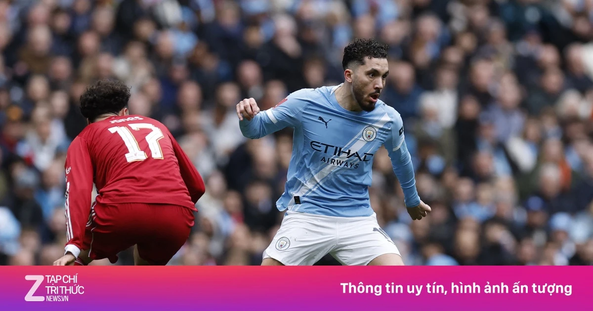 Cherki gây tranh cãi vì mặc áo Liverpool trên ghế dự bị