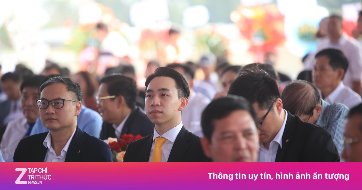 Ông Vượng và con trai tại lễ khởi công Khu đô thị lấn biển Cần Giờ
