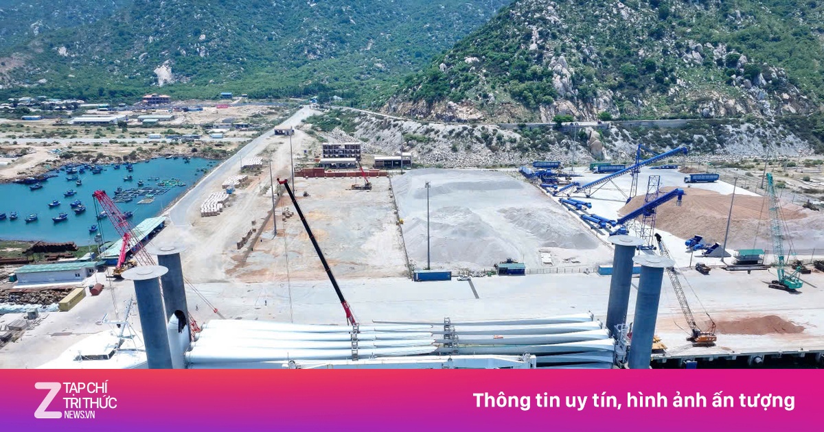 Cảng Trung Nam Cà Ná lần đầu đón tàu siêu trọng chở tuabin gió